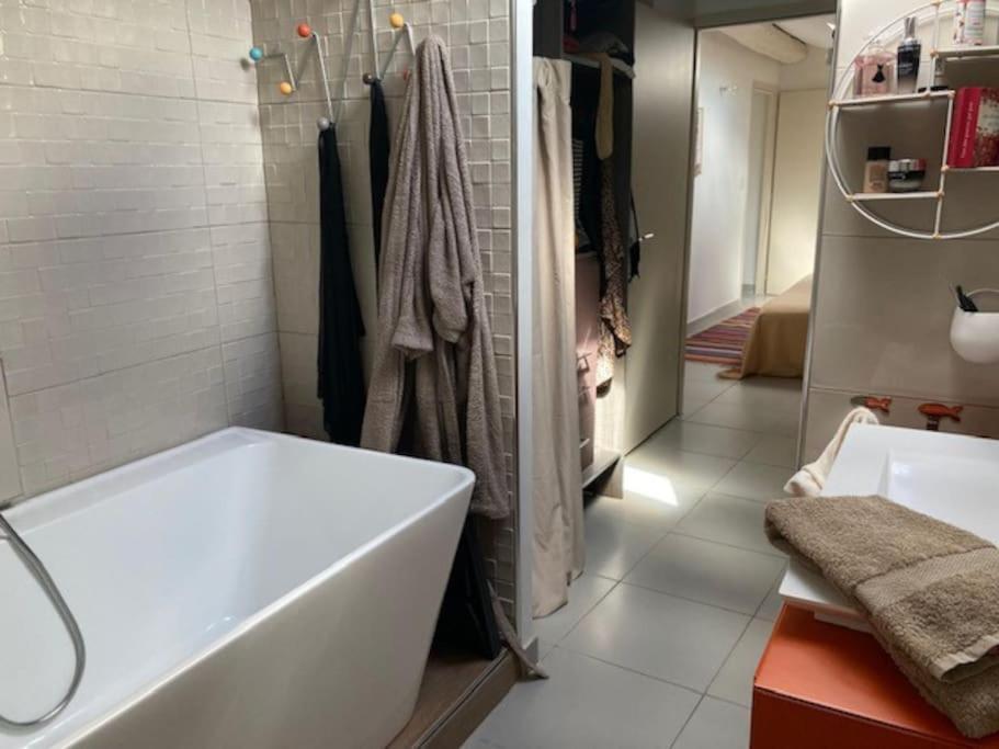 Apartamento Loft Au Coeur De Nimes Exterior foto